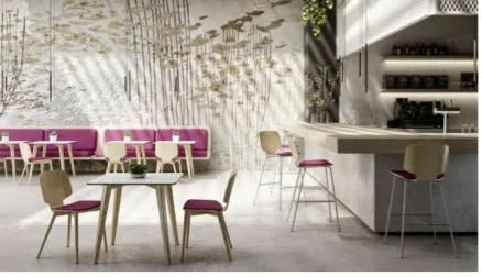 Cafétéria d'entreprise avec tables, chaises bois et tabourets de bar