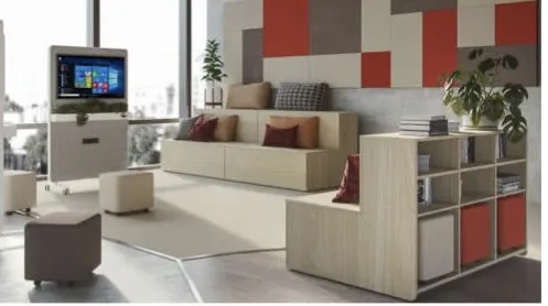 Espace détente avec banquette, poufs, rangements bois et panneaux acoustiques