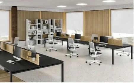 Open space aménagé avec bureaux bench noirs, fauteuils blancs et bibliothèque